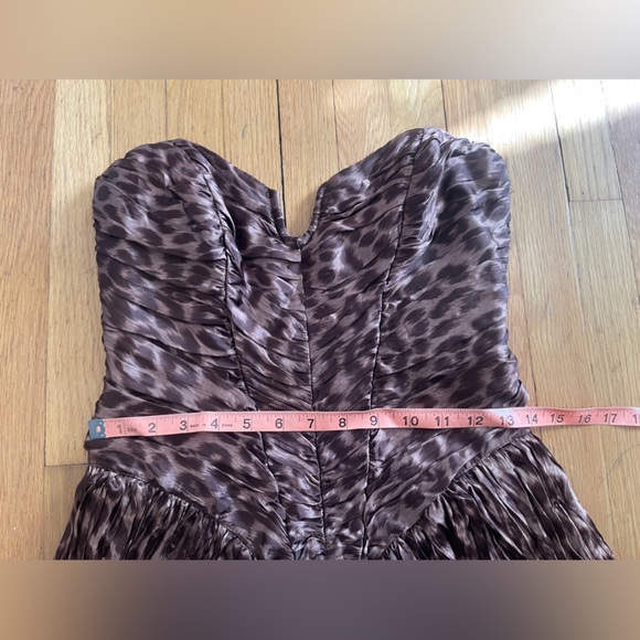 80s Vintage Leopard Dress w Sweetheart Neckline and Frilly Bottom - Picture 7 of 13
